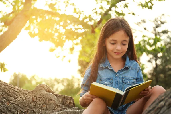 Cute Little Girl Czytania Książki Drzewie Parku — Zdjęcie stockowe