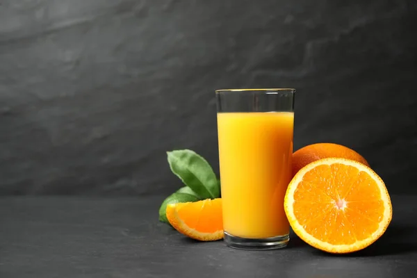 Ein Glas Orangensaft Und Frisches Obst Auf Einem Grauen Tisch — Stockfoto