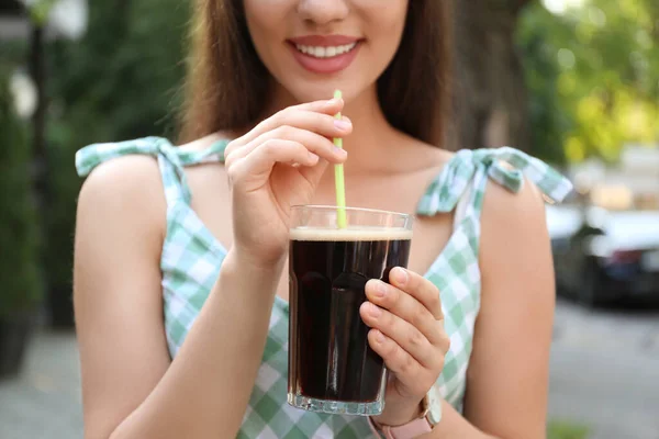 年轻的女人在户外穿着寒冷的Kvass 俄罗斯传统夏季饮料 — 图库照片