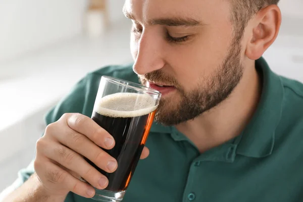 Knappe Man Met Koude Kvass Binnen Close Traditioneel Russisch Zomerdrankje — Stockfoto