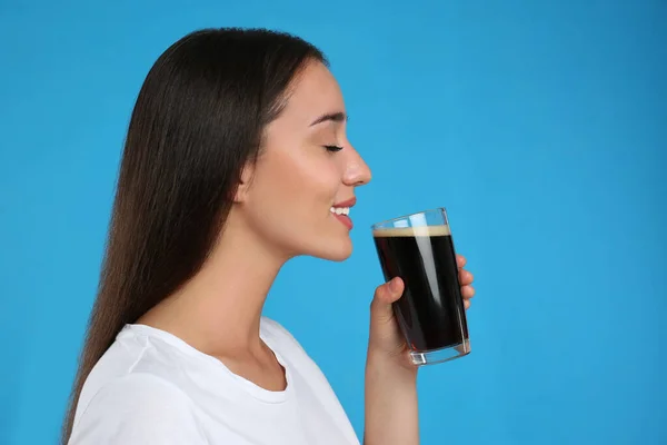 Hermosa Mujer Con Kvass Frío Sobre Fondo Azul Bebida Tradicional — Foto de Stock