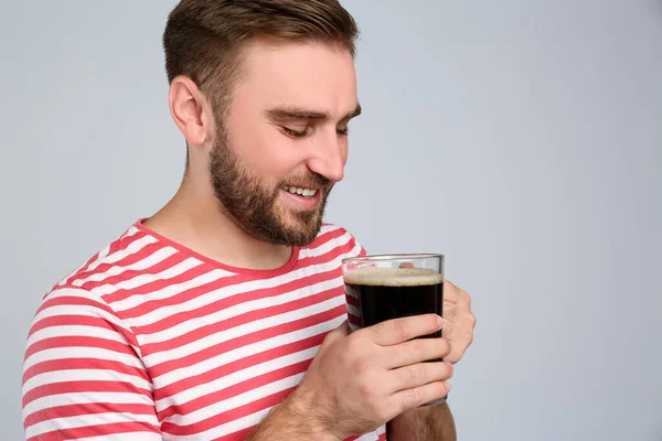 Hombre Guapo Con Kvass Frío Sobre Fondo Gris Claro Bebida —  Fotos de Stock