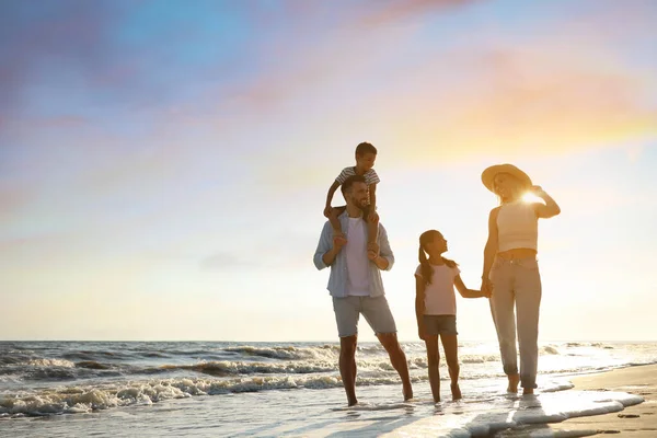 Gelukkige Familie Wandelen Zandstrand Buurt Van Zee — Stockfoto