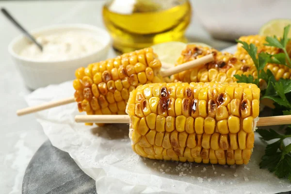 Tasty Grilled Corn Table Closeup View — Stock Photo, Image