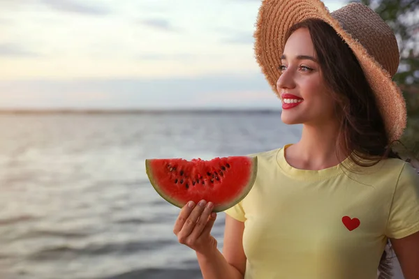 Mooie Jonge Vrouw Met Watermeloen Bij Rivier Ruimte Voor Tekst — Stockfoto