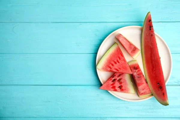 Lekker Gesneden Watermeloen Lichtblauwe Houten Tafel Bovenaanzicht Ruimte Voor Tekst — Stockfoto