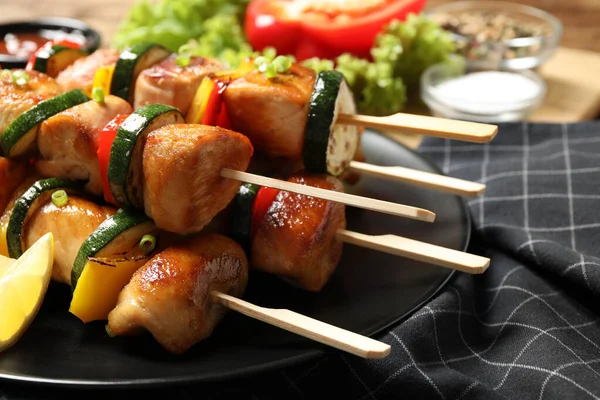 Deliziosi Spiedini Pollo Shish Con Verdure Sul Piatto Primo Piano — Foto Stock