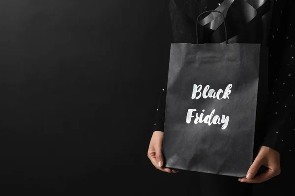 Woman Holding Shopping Bag Words Black Friday Dark Background Closeup — Stock Photo, Image