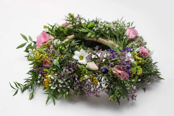 Kranz Aus Schönen Blumen Auf Weißem Hintergrund Nahaufnahme — Stockfoto