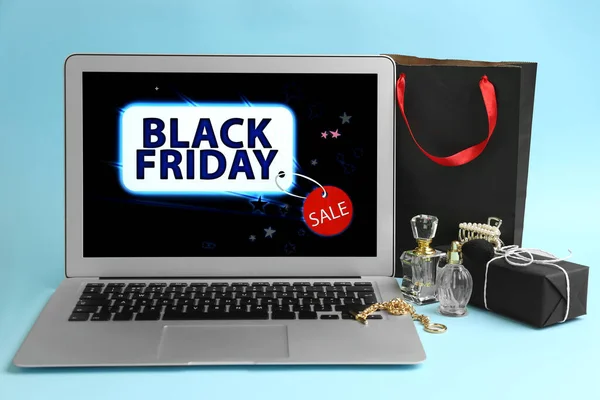 Laptop Ogłoszeniem Black Friday Prezenty Akcesoria Jasnoniebieskim Tle — Zdjęcie stockowe