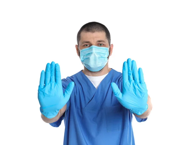 Dottore Maschera Protettiva Mostrando Gesto Arresto Sfondo Bianco Prevenire Diffusione — Foto Stock