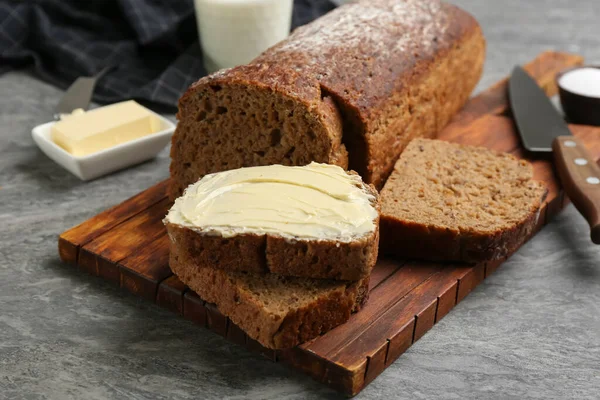 Lekker Vers Gebakken Brood Met Boter Grijze Tafel — Stockfoto