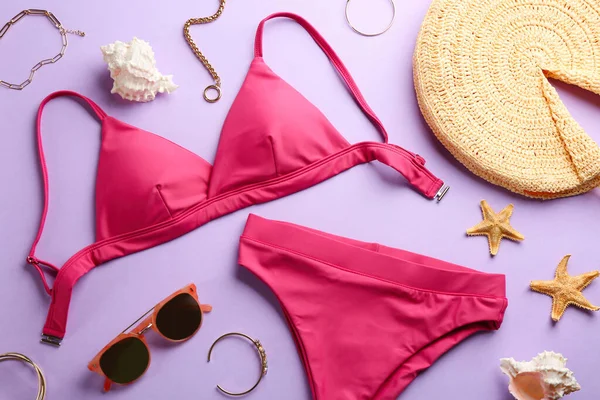 Belo Biquíni Rosa Acessórios Praia Fundo Lilás Flat Lay — Fotografia de Stock