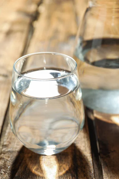 Bicchiere Acqua Sul Tavolo Legno Primo Piano Bevanda Rinfrescante — Foto Stock