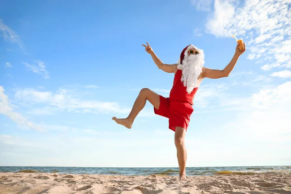 ซานตาคลอสก อกเทล ความสน กสนานบนชายหาด าหร อความ นหย ดคร มาส — ภาพถ่ายสต็อก