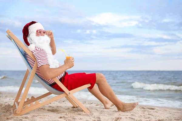 Święty Mikołaj Koktajlem Relaksujący Krześle Plaży Miejsce Tekst Święta Bożego — Zdjęcie stockowe