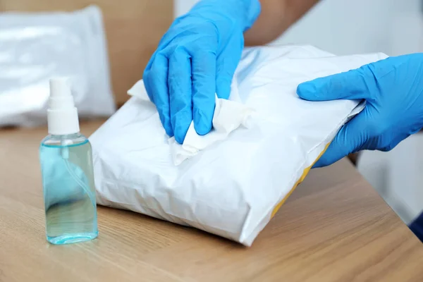 Paquete Limpieza Mujer Con Toallita Húmeda Spray Antibacteriano Mesa Madera — Foto de Stock