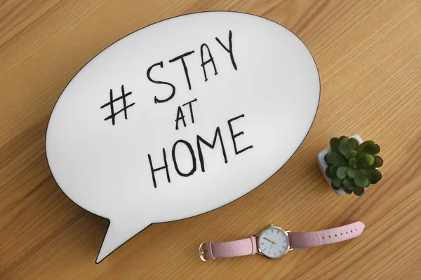 Zimmerpflanze Armbanduhr Und Sprechblase Mit Hashtag Stay Home Auf Holzgrund — Stockfoto