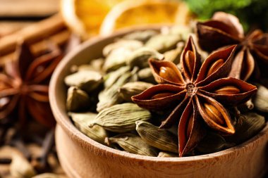 Kuru anason yıldızı ve kardamon tohumları kasede, yakın plan. Sıcak şarap malzemeleri.