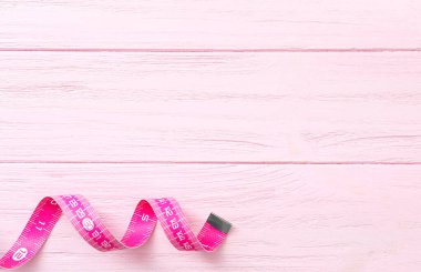 Pembe ahşap masadaki şerit, üst manzara. Metin için boşluk
