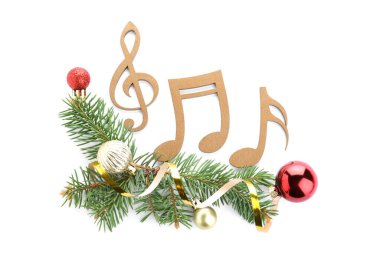 Ağaç dalları ahşap notalar ve beyaz arka planda Noel dekoru, üst manzara
