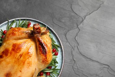 Lezzetli pişmiş hindi, siyah masada servis ediliyor. Üstü açık, yazı için yeri var. Şükran Günü kutlaması