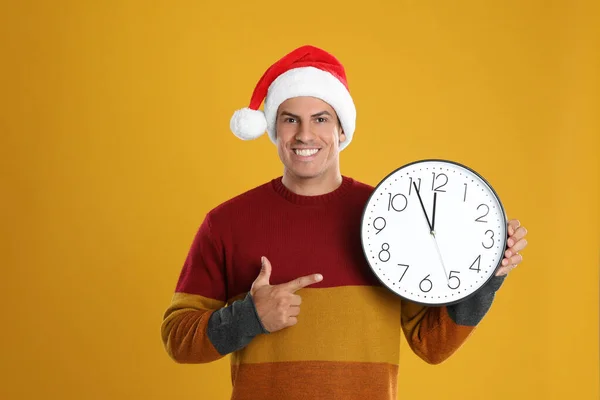 Homem Chapéu Pai Natal Com Relógio Fundo Amarelo Contagem Regressiva — Fotografia de Stock