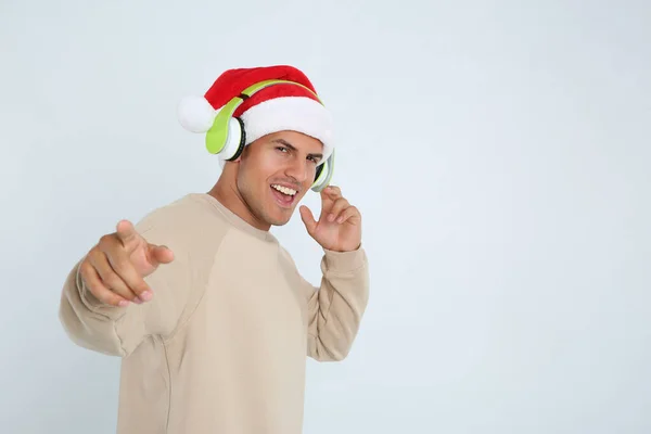 Emotionaler Mann Mit Kopfhörern Auf Weißem Hintergrund Platz Für Text — Stockfoto