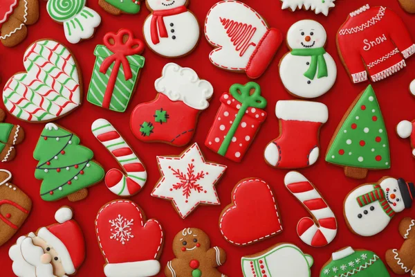 Diferentes Biscoitos Gengibre Natal Fundo Vermelho Flat Lay — Fotografia de Stock