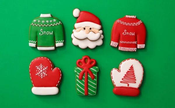 Different Christmas Gingerbread Cookies Green Background Flat Lay — Stock Photo, Image