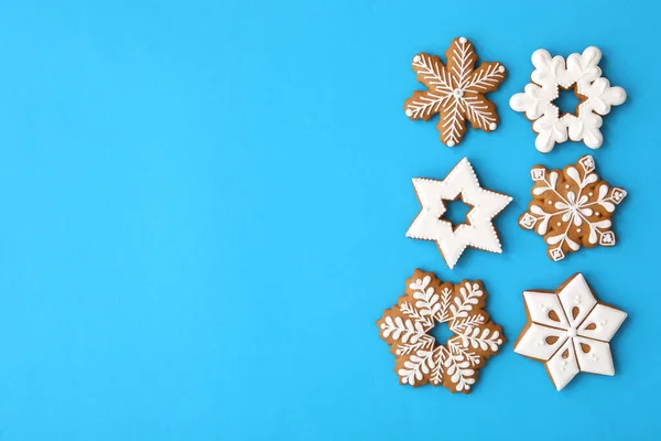 Weihnachten Schneeflockenförmige Lebkuchen Auf Hellblauem Hintergrund Flach Gelegt Raum Für — Stockfoto