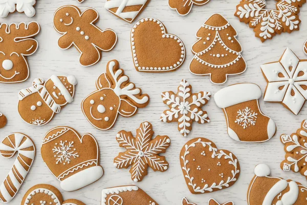 Diferentes Galletas Jengibre Navidad Mesa Madera Blanca Laico Plano —  Fotos de Stock