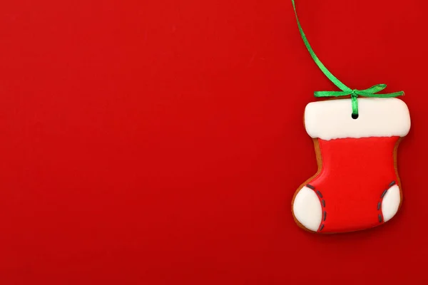 Deliciosa Galleta Forma Media Navidad Sobre Fondo Rojo Vista Superior —  Fotos de Stock