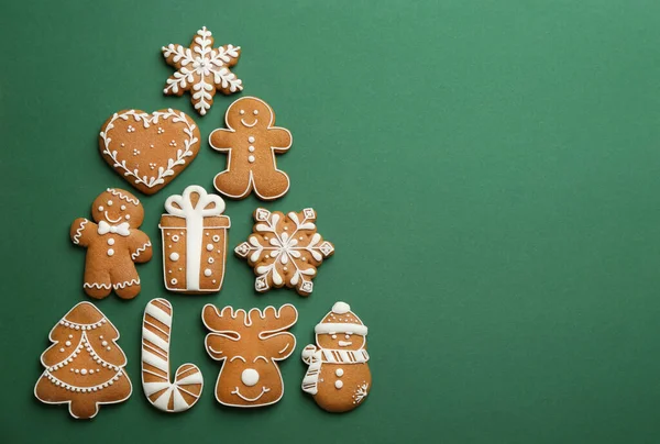 Forma Árbol Navidad Hecha Deliciosas Galletas Jengibre Sobre Fondo Verde — Foto de Stock