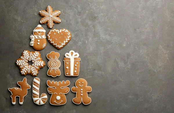 Forma Árvore Natal Feita Deliciosos Biscoitos Gengibre Mesa Cinza Flat — Fotografia de Stock