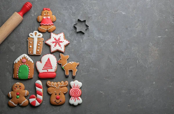 Köksredskap Nära Julgran Form Gjord Läckra Pepparkakor Grått Bord Platt — Stockfoto