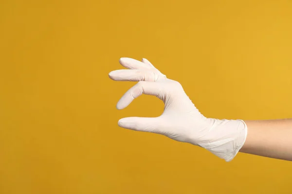 Γιατρός Ιατρικά Γάντια Δείχνει Χειρονομία Κίτρινο Φόντο Κοντινό Πλάνο Χώρος — Φωτογραφία Αρχείου