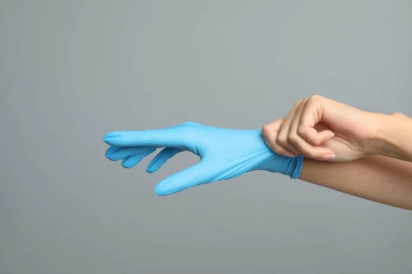 Γιατρός Φορώντας Ιατρικά Γάντια Γκρι Φόντο Κοντινό Πλάνο — Φωτογραφία Αρχείου