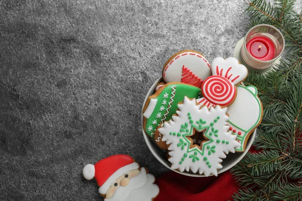 Deliciosas Galletas Navidad Mesa Gris Puesta Plana Espacio Para Texto — Foto de Stock