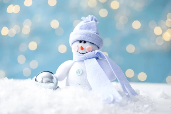 Boneco Neve Brinquedo Bola Natal Neve Contra Luzes Festivas Borradas — Fotografia de Stock