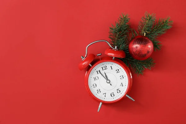 Wecker Und Tannenzweig Mit Weihnachtskugel Auf Rotem Hintergrund Flache Lage — Stockfoto