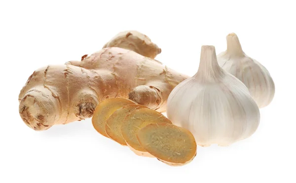 白を基調とした生姜と新鮮なニンニク 自然な風邪の治療 — ストック写真