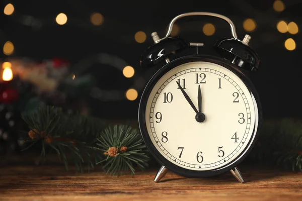ぼやけたクリスマスライトに対する木製のテーブルの上のヴィンテージ目覚まし時計と装飾 クローズアップ 新年のカウントダウン — ストック写真