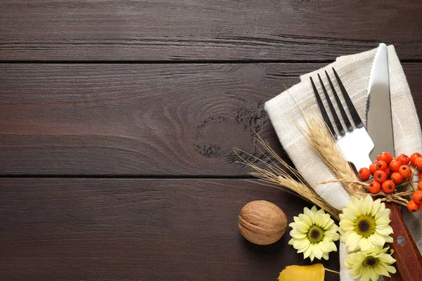 Cubertería Con Decoración Otoñal Espacio Para Texto Sobre Mesa Madera — Foto de Stock