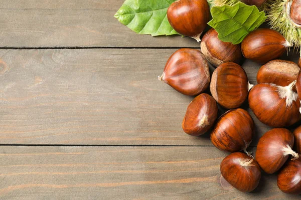 Castañas Frescas Dulces Comestibles Sobre Mesa Madera Puesta Plana Espacio — Foto de Stock