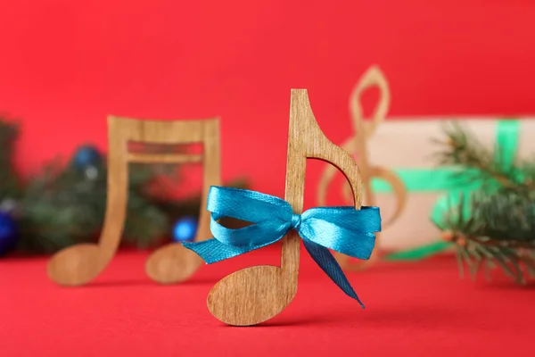 木制乐谱 蓝色弓形 红色背景 圣诞节庆祝活动 — 图库照片