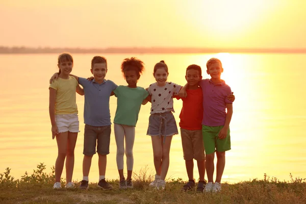 Gelukkige Kleine Kinderen Buurt Van Rivier Bij Zonsondergang — Stockfoto