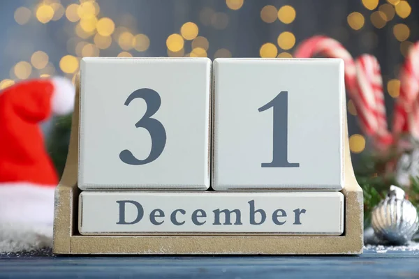 Деревянный Блочный Календарь Рождественский Декор Голубом Столе Holiday Countdown — стоковое фото