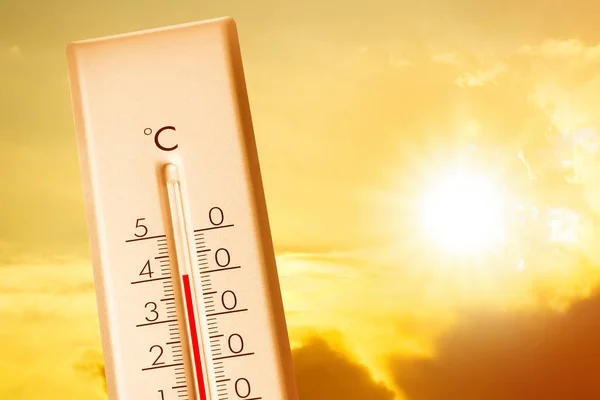 Погодный Термометр Показывает Высокую Температуру Солнечное Небо Фоне Облаков — стоковое фото