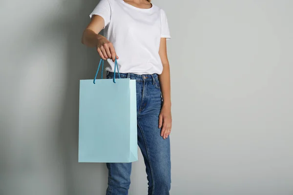 Mujer Con Bolsa Papel Sobre Fondo Gris Claro Primer Plano — Foto de Stock